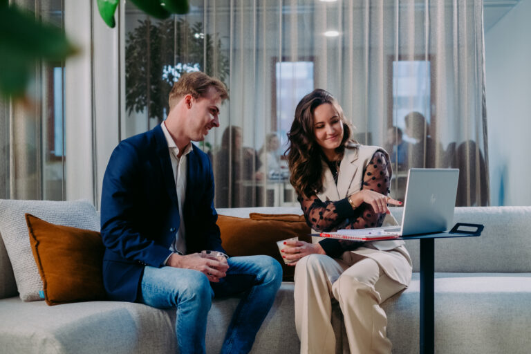 Twee collega's op de bank