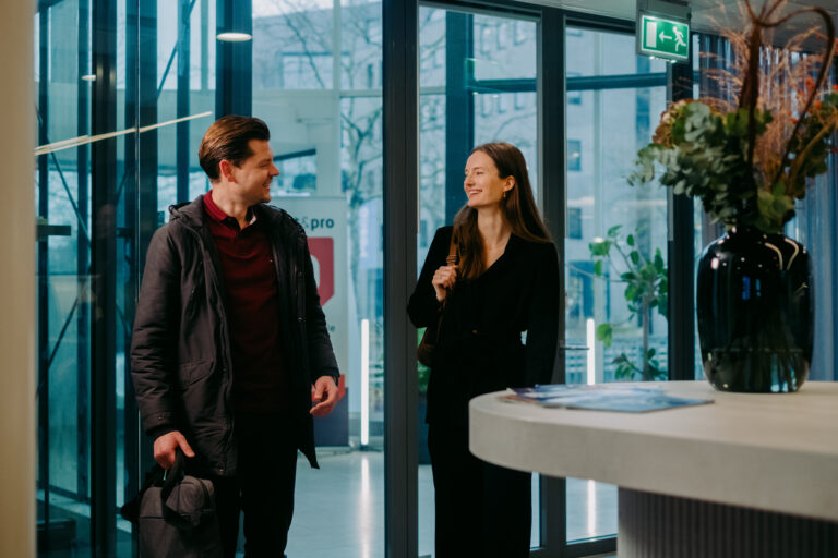 Twee collega's in de hal